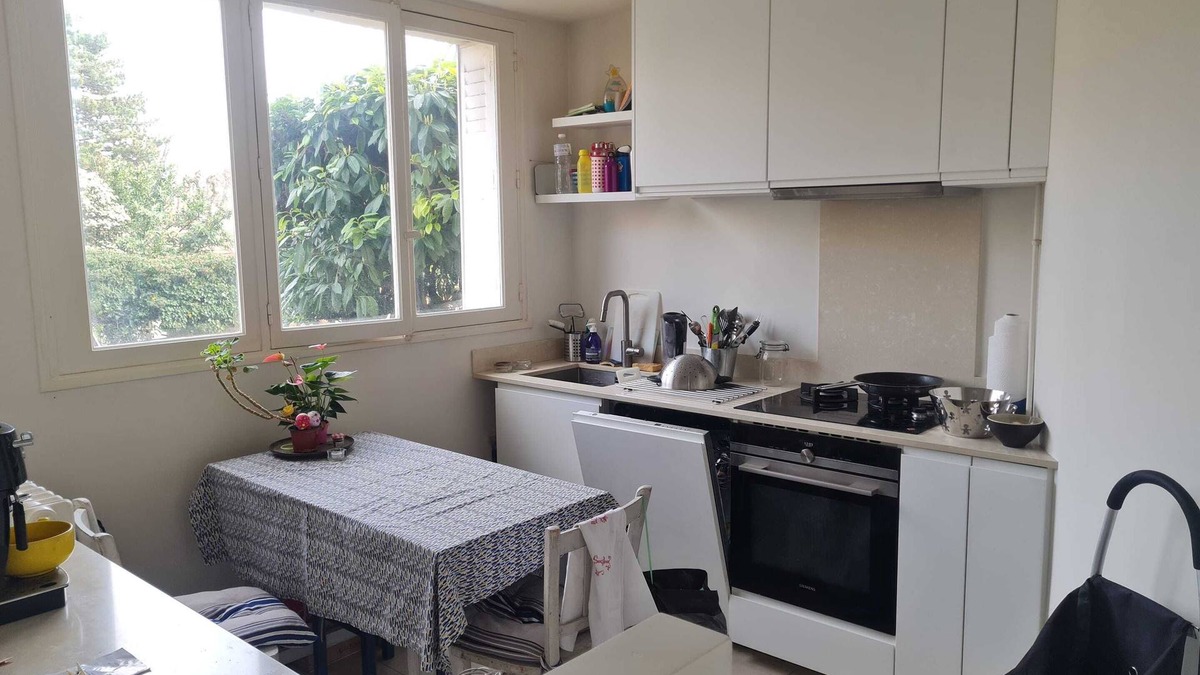 Chatou Apartment | Homerez - Spacious apartment near Chatou with fenced garden