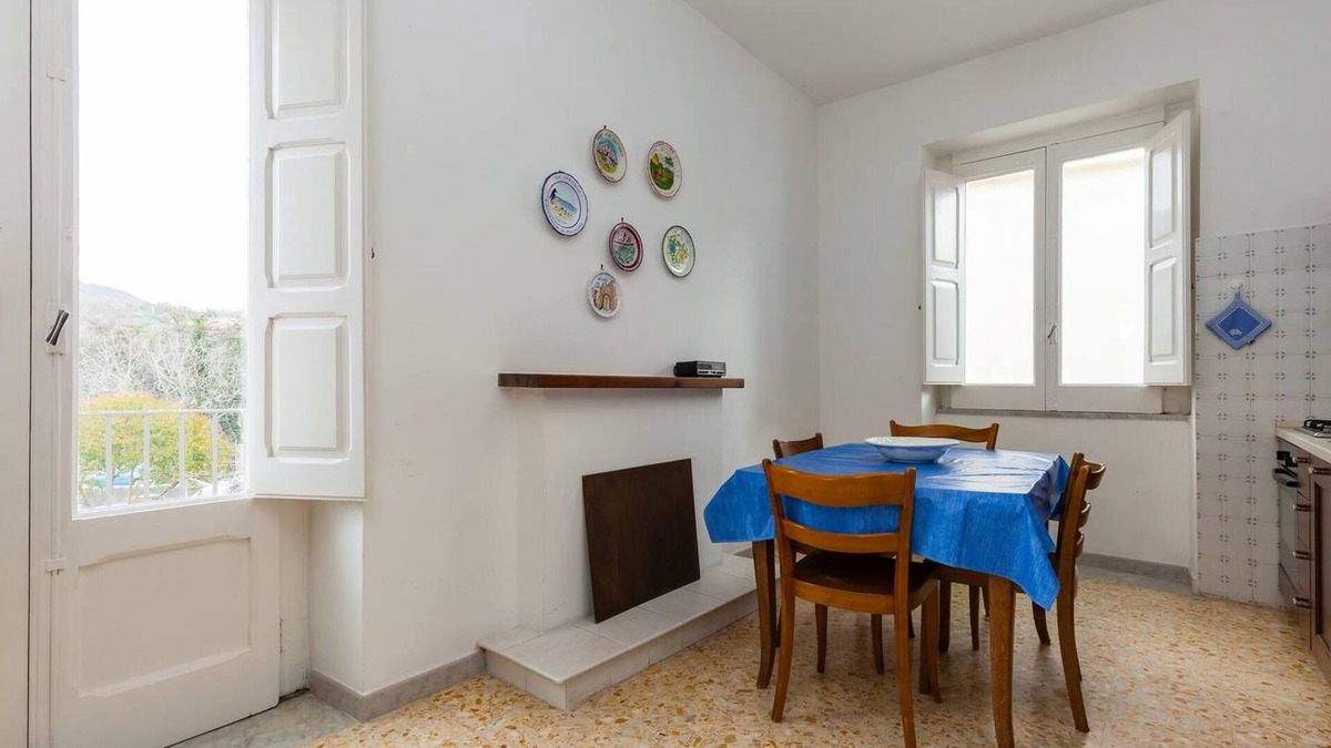 Ceraso Apartment | Homerez - Spacious apartment in Ceraso with mountain view