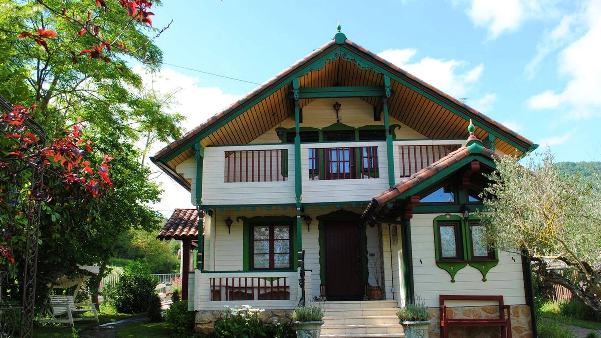 Sabando Ski Chalet | Homerez - Spacious cottage With mountain view and garden