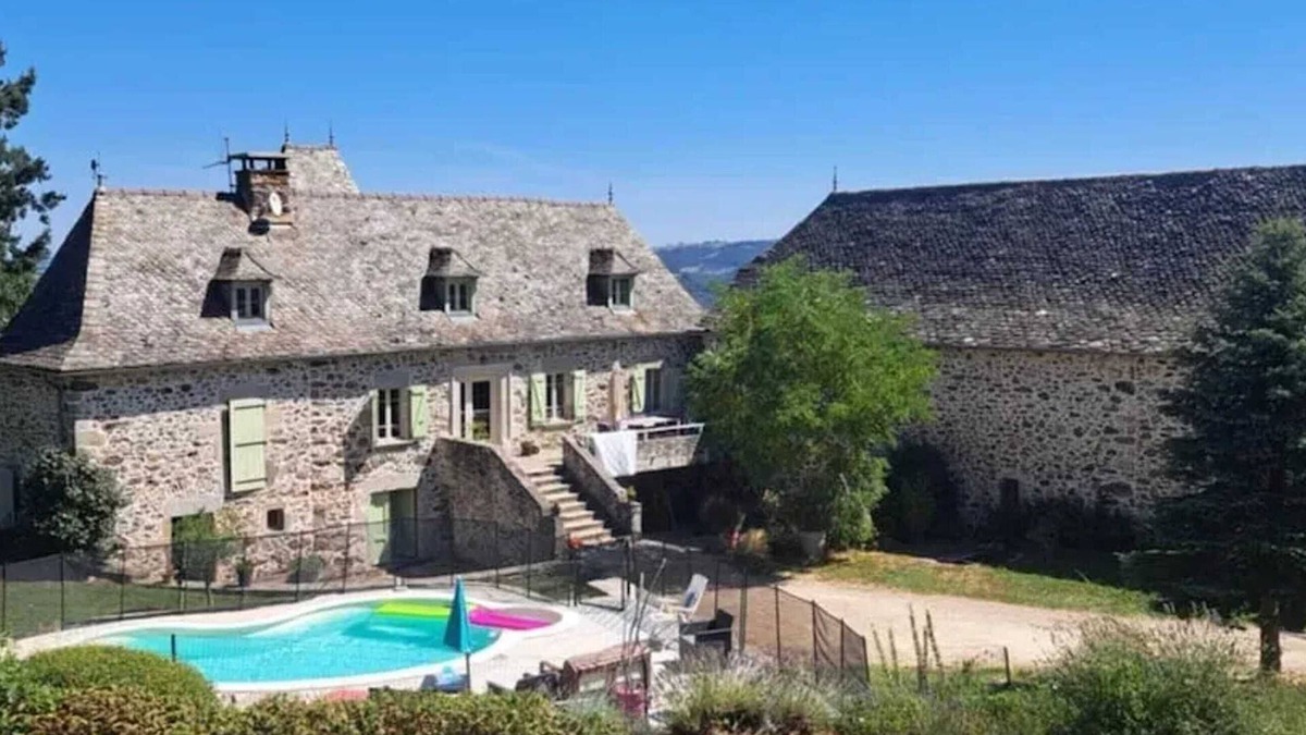 La Bastide-l'Eveque Villa | Homerez - Spacious villa with pool in Bas-Ségala