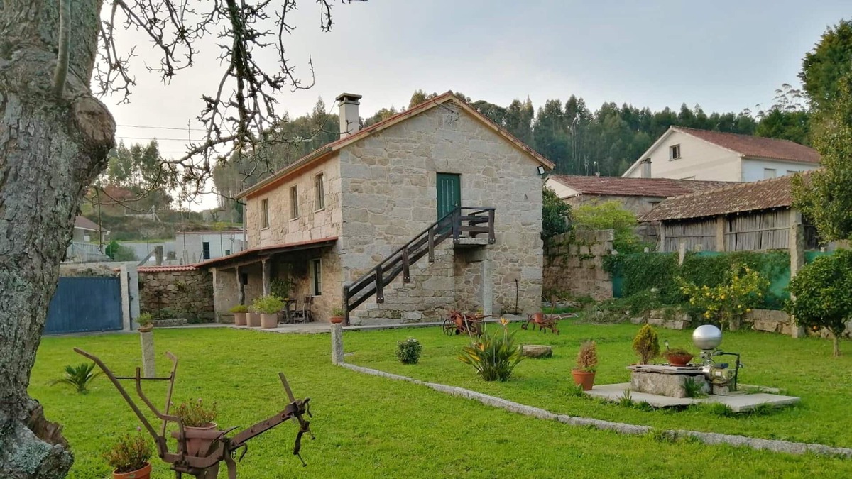 Meis House | Homerez - Spacious house 14 km away from the beach for 6 ppl. at A Sobreira