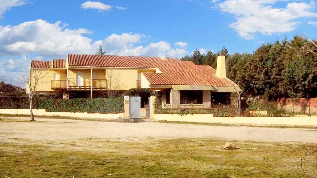 Navaluenga House | Homerez - Spacious house in Navaluenga with lake view
