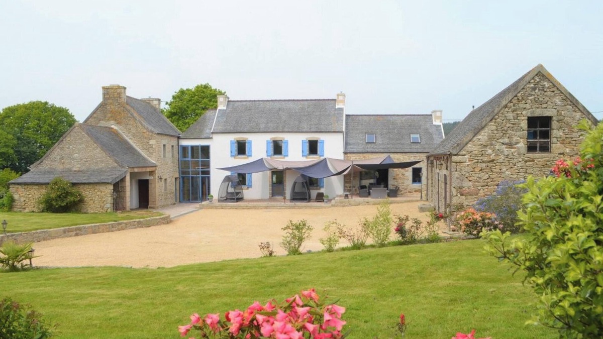 Plougonven House | Homerez - Spacious House in Plougonven with Hot Tubs and Garden