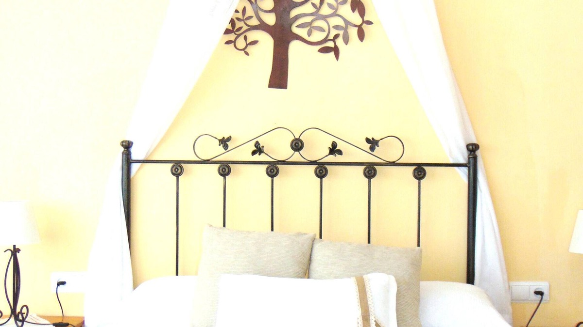 Mingorria House | Homerez - Spacious house for 6 ppl. with terrace at Mingorría