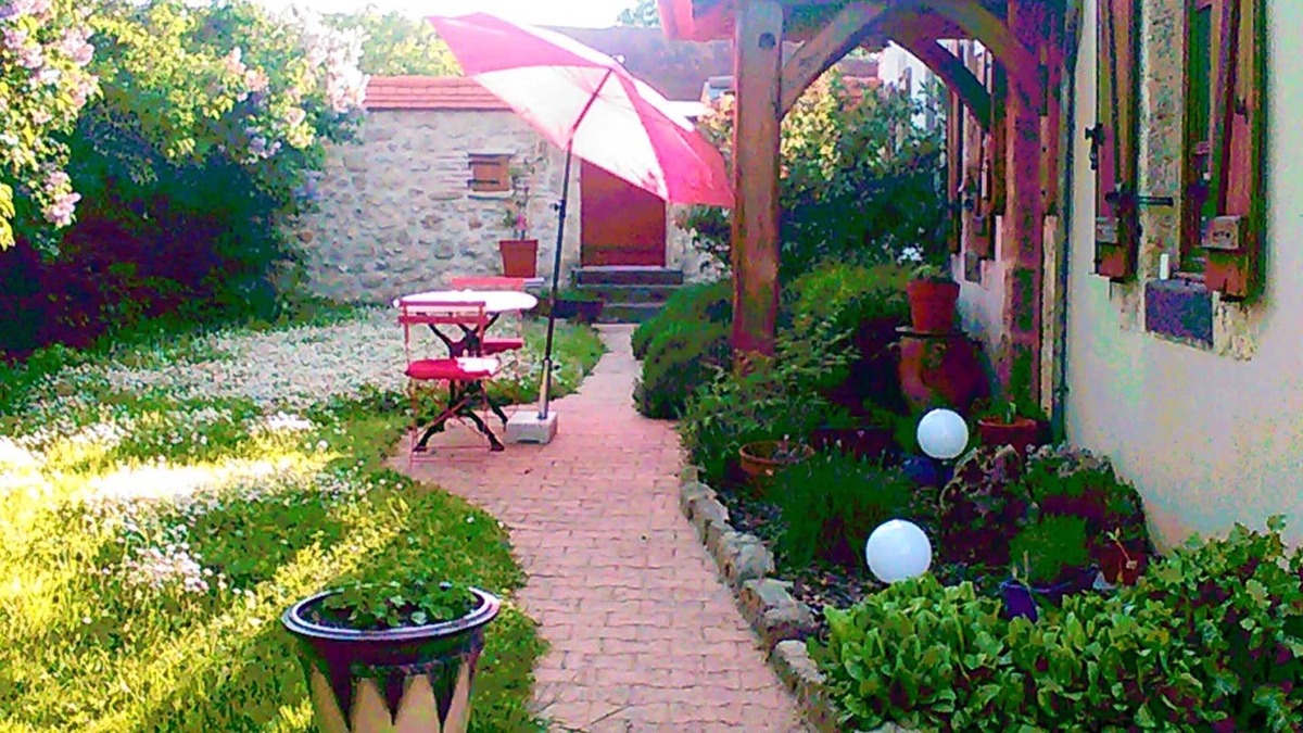 Montoldre House | Homerez - Spacious house for 7 ppl. with garden and terrace at Montoldre