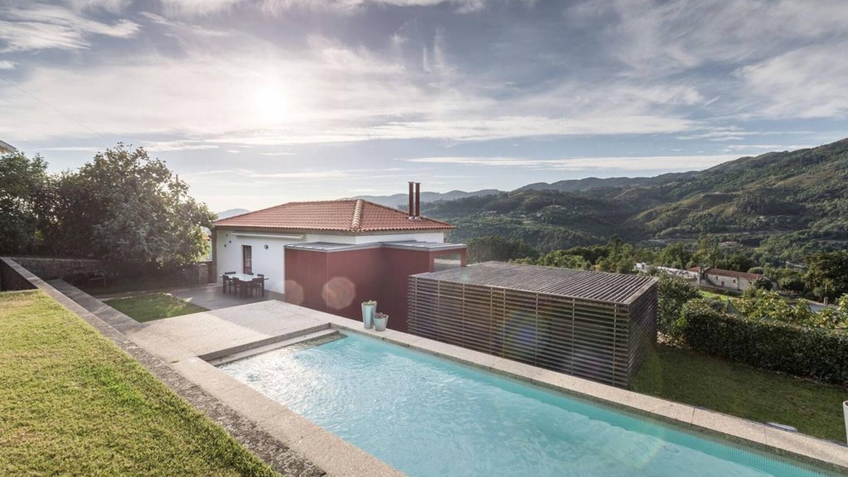 Vilar House | Homerez - Spacious house with pool and mountain view in Travassós