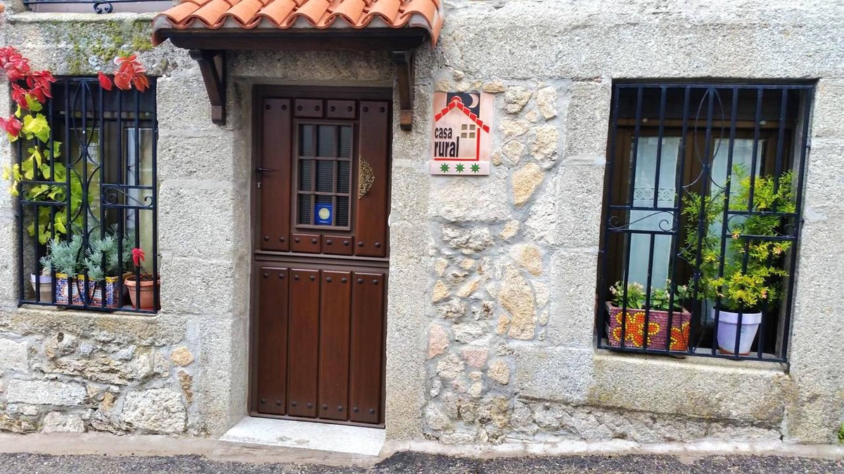 La Hoya House | Homerez - Spacious house for 8 ppl. with balcony at La Hoya, Salamanca