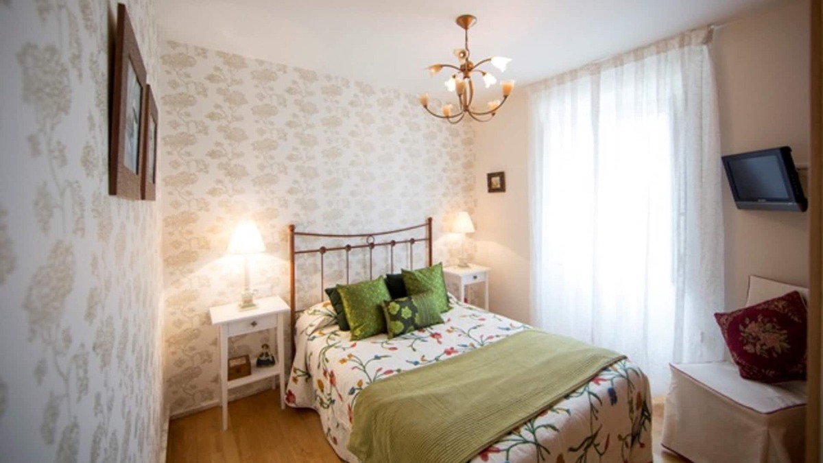 Rua de Francos House | Homerez - Spacious house for 7 ppl. with balcony at Teo