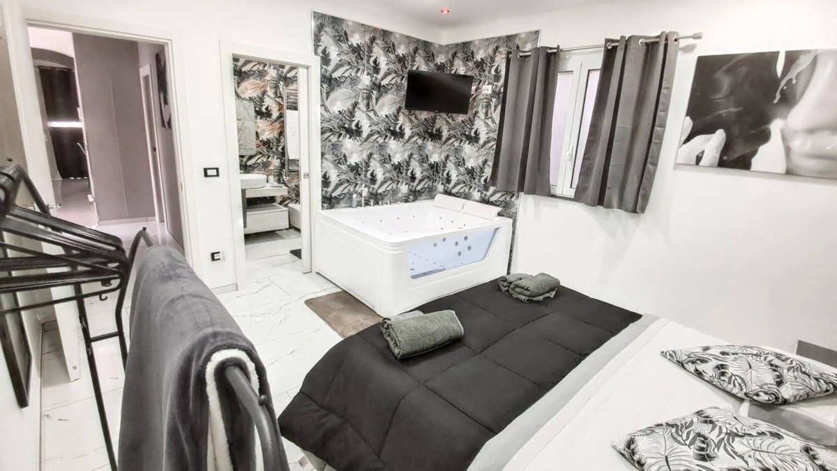 Noto House | Homerez - Spacious House in Noto with Jacuzzi