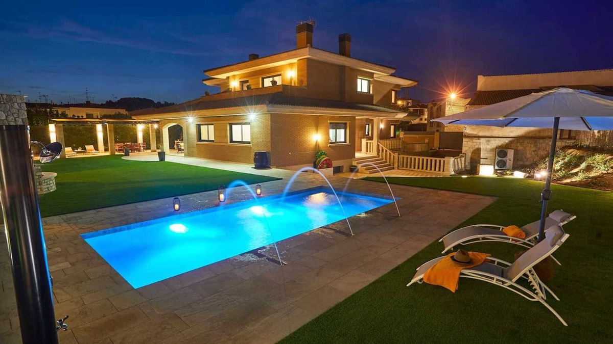Vinaixa Villa | Homerez - Spacious Villa in Vinaixa with Pool and Jacuzzi