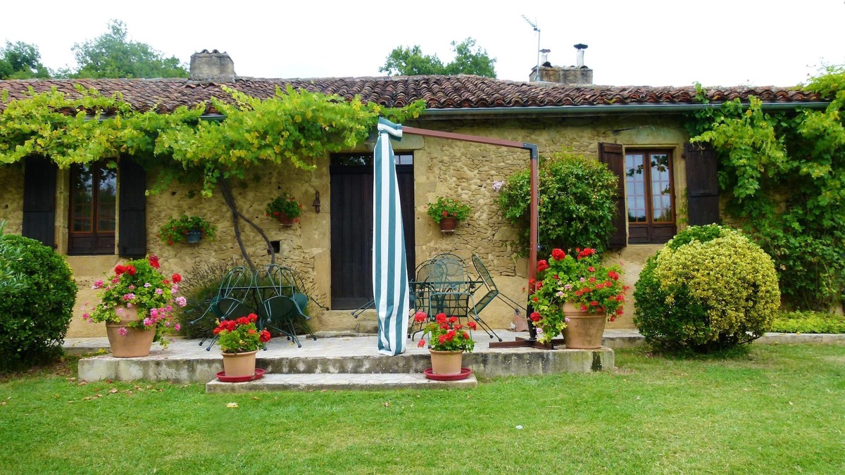 Ornezan Villa | Homerez - Spacious villa for 6 ppl. with swimming-pool and garden at Ornézan