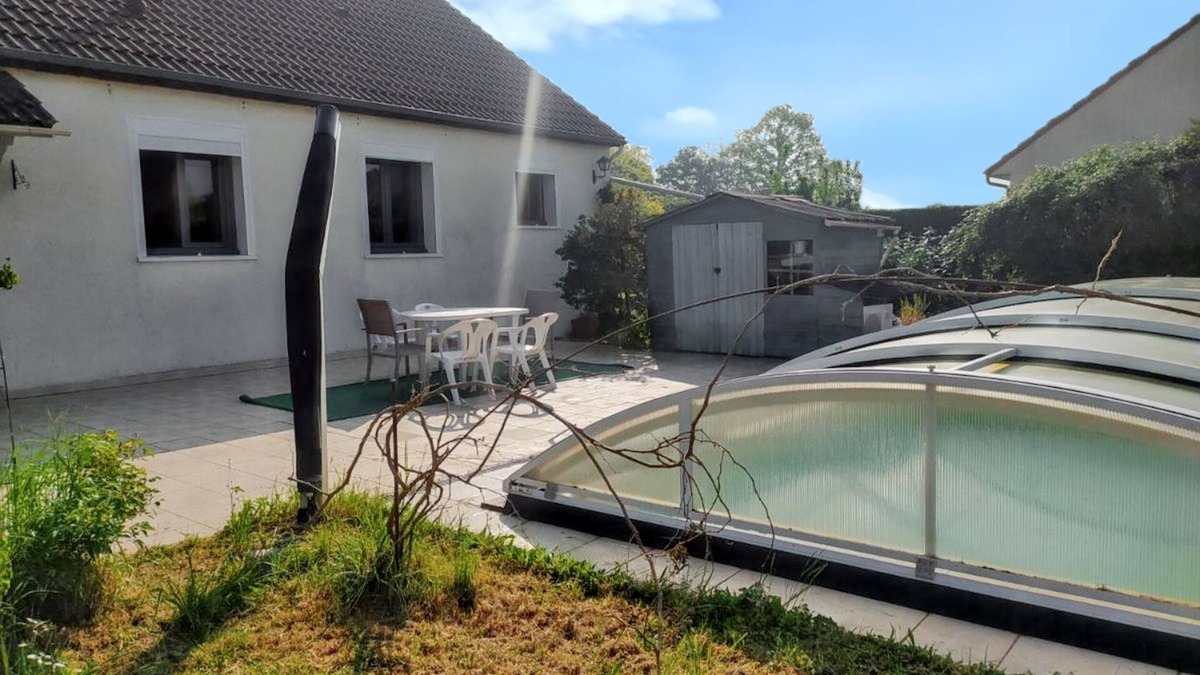 Briare Villa | Homerez - Spacious Villa in Briare with Private Pool and Activities