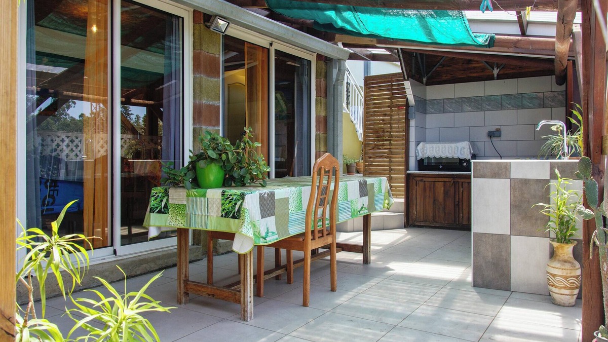L'Etang-Sale Apartment | Homerez - Studio in L'Étang-Salé