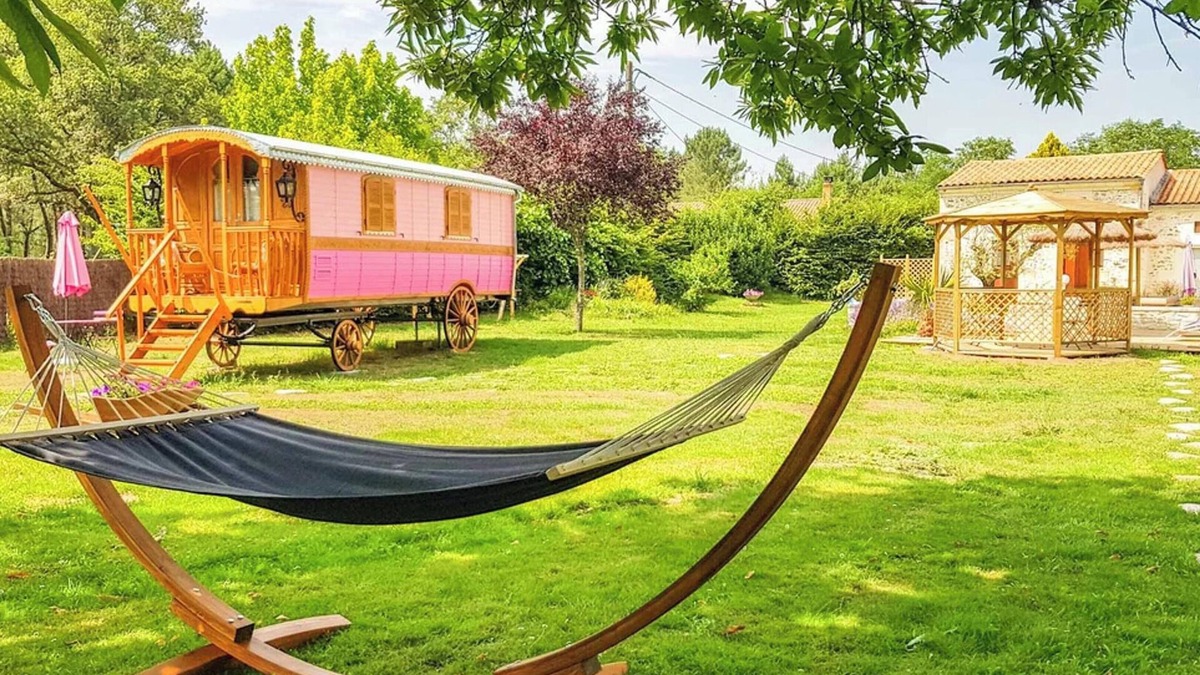 Bussac-Foret House | Homerez - Studio with pool in Bussac-Forêt