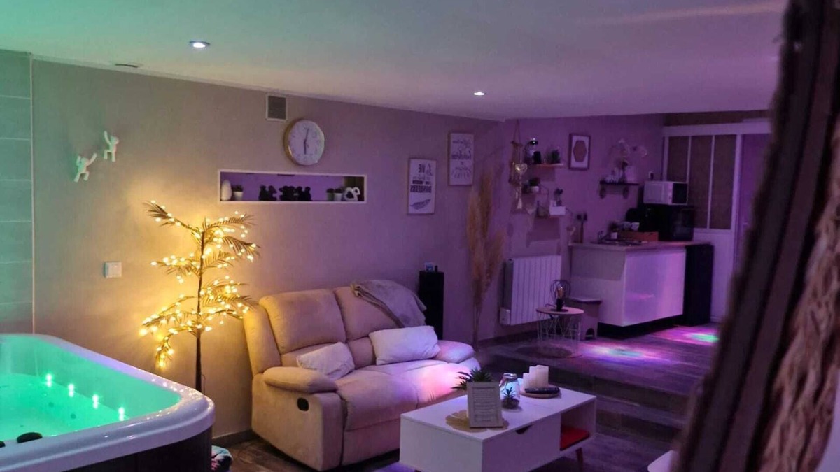 Westrehem Apartment | Homerez - Studio with Jacuzzi in Westrehem