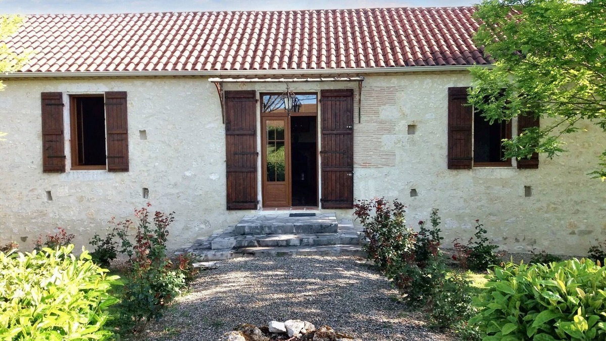 Larroque-Saint-Sernin Villa | Homerez - Villa with pool in Larroque-Saint-Sernin