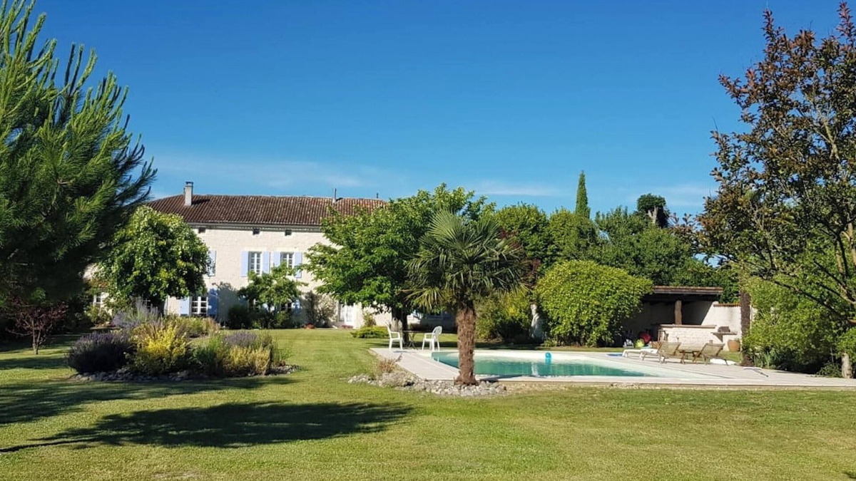 Saint-Palais-du-Ne Villa | Homerez - Villa in Saint-Palais-du-Né