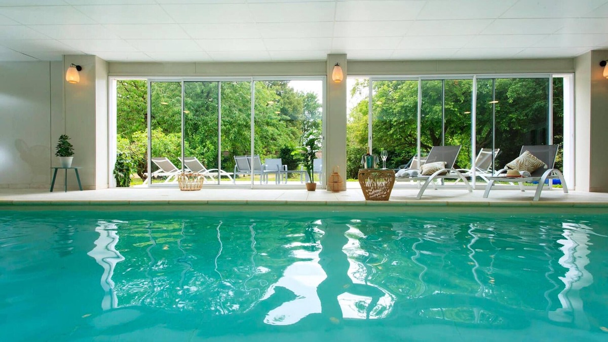 Villers-Bretonneux Villa | Homerez - Villa With swimming pool