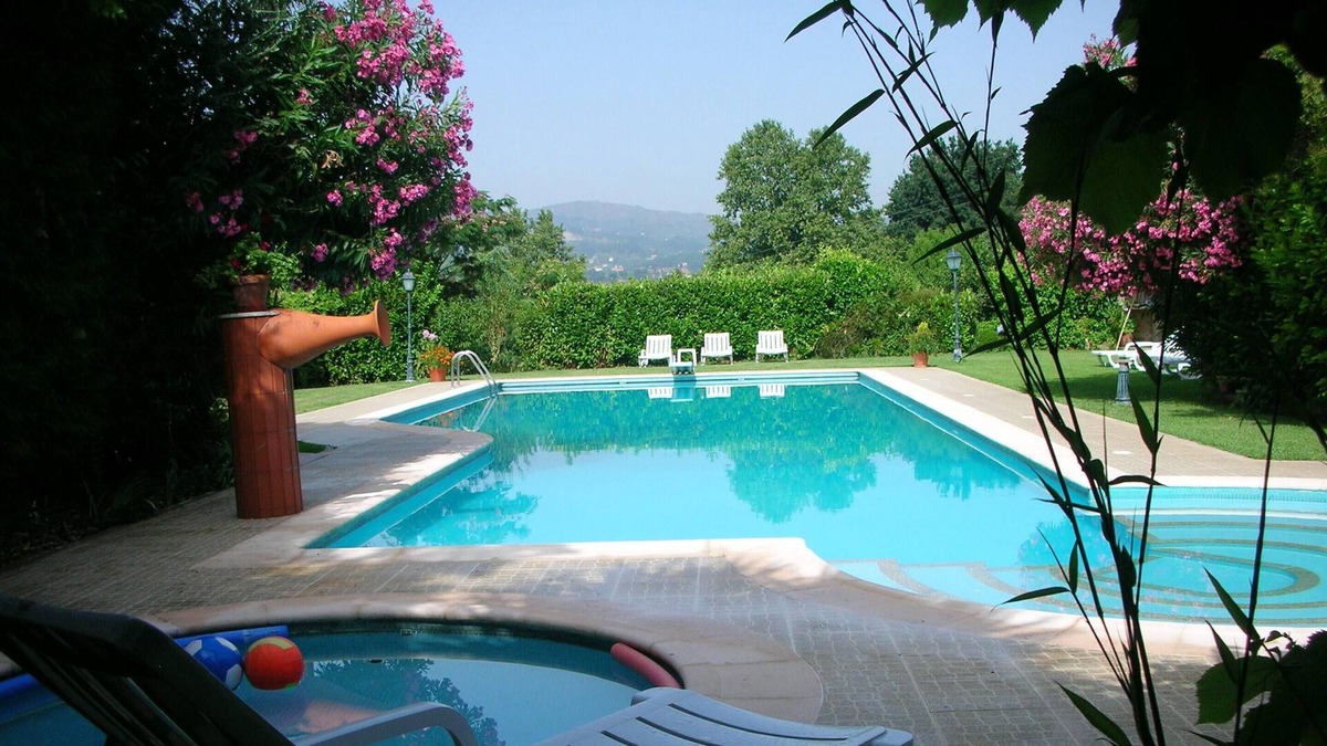 Pedraca Villa | Homerez - Villa for 5 ppl. with shared pool, jacuzzi and garden at Pedraça