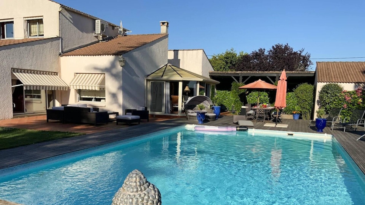 Nalliers Villa | Homerez - Villa for 8 ppl. with swimming-pool, garden and terrace at Nalliers
