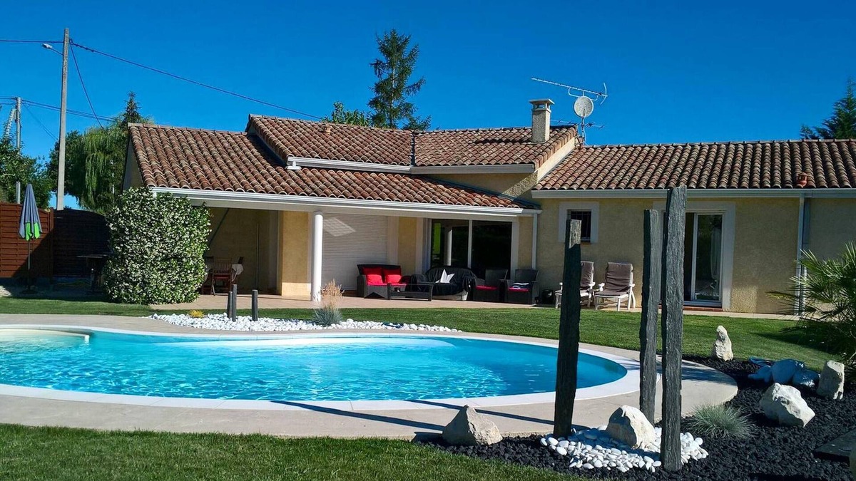 Paulhac Villa | Homerez - Villa for 8 ppl. with swimming-pool, garden and terrace at Paulhac