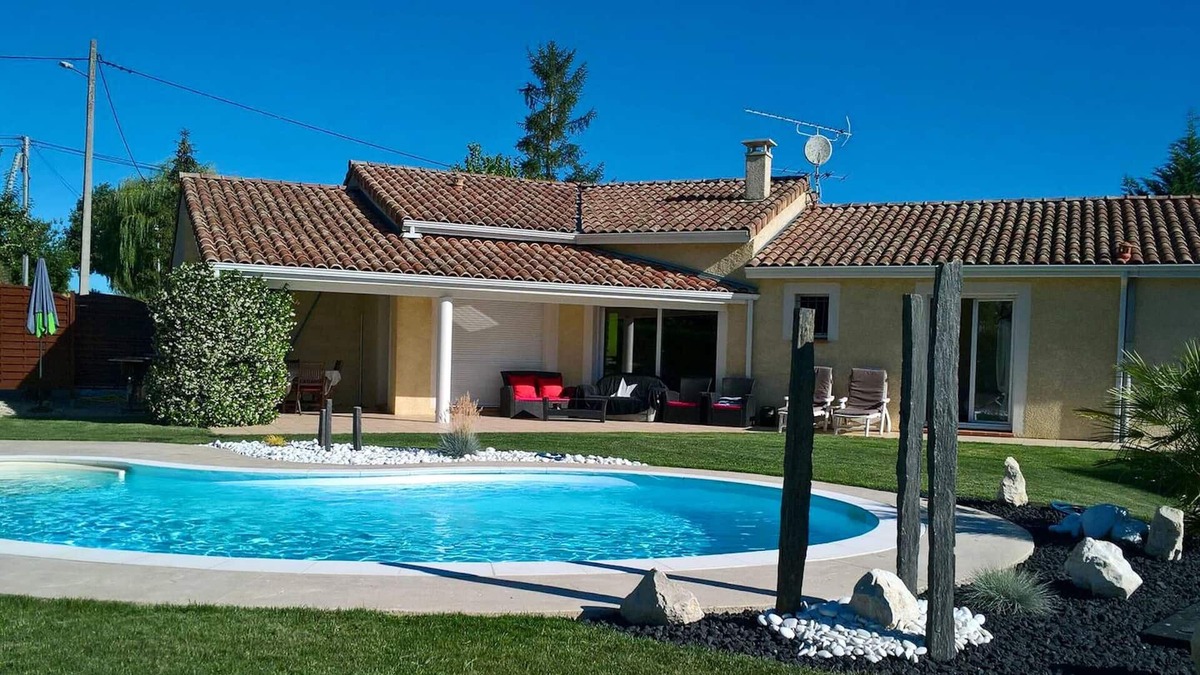 Paulhac Villa | Homerez - Villa for 8 ppl. with swimming-pool, garden and terrace at Paulhac
