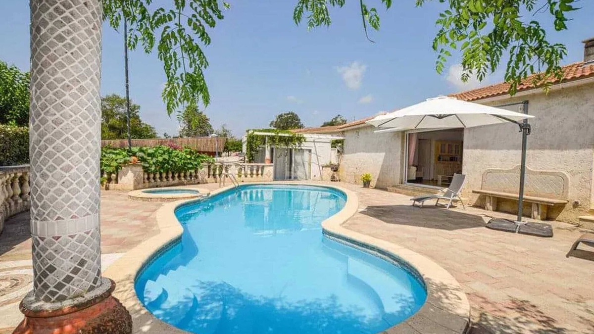 Aleria Villa | Homerez - Villa in Aléria with Pool