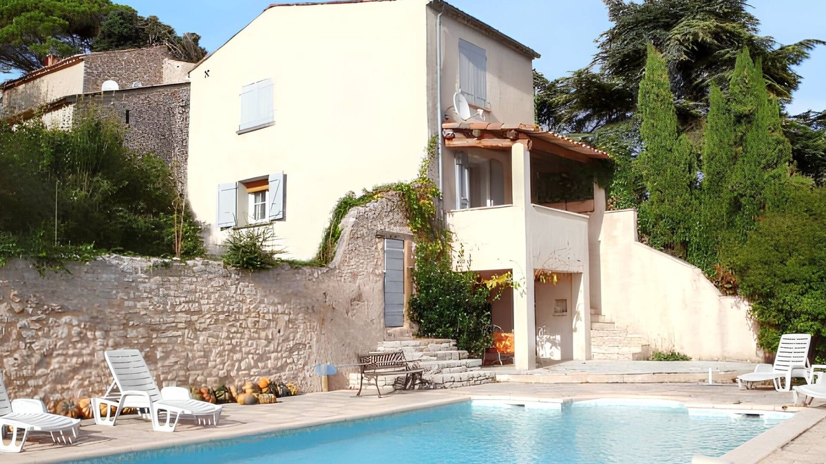 Saint-Michel-l'Observatoire Villa | Homerez - Villa in Dauphin, garden, pool