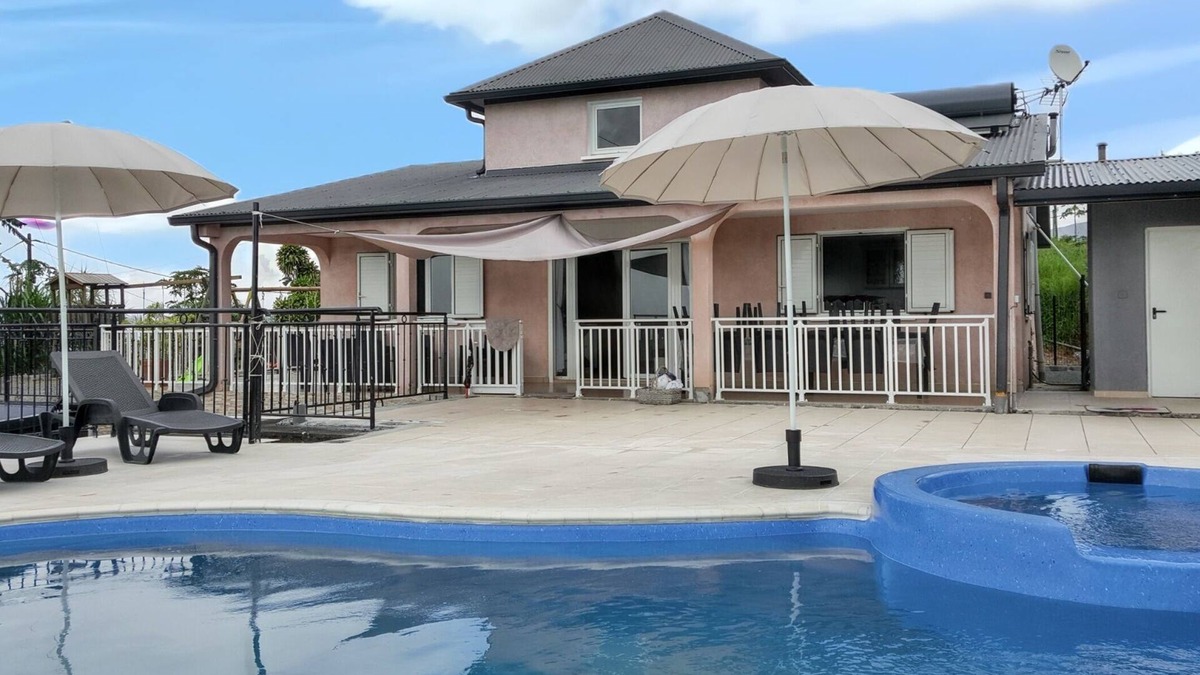 Saint-Benoit Villa | Homerez - Villa in Saint-Benoît