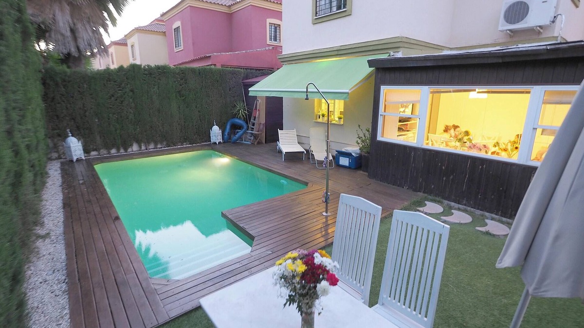 Tomares Villa | Homerez - Villa in Tomares, garden