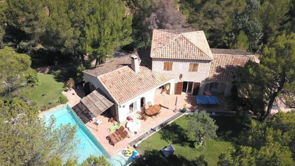 Rousset Villa | Homerez - Villa Rousset with Pool