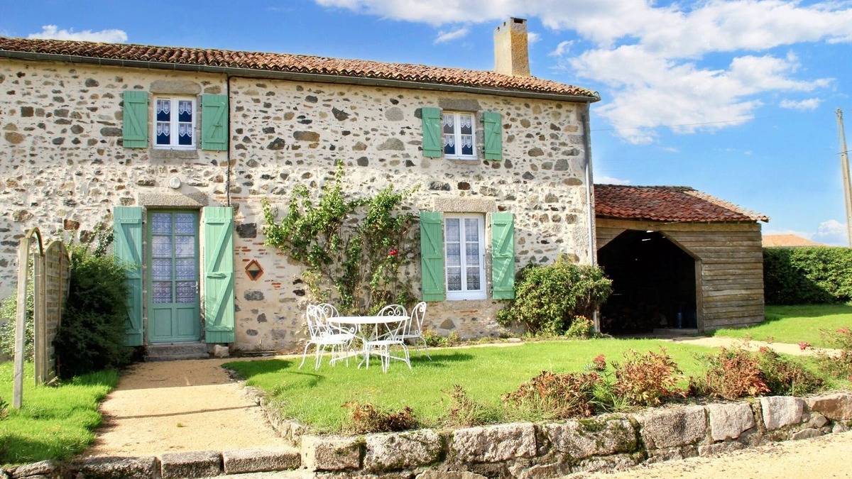 Moutiers-Sous-Chantemerle House | Homerez - Welcoming house with lake view in Moncoutant