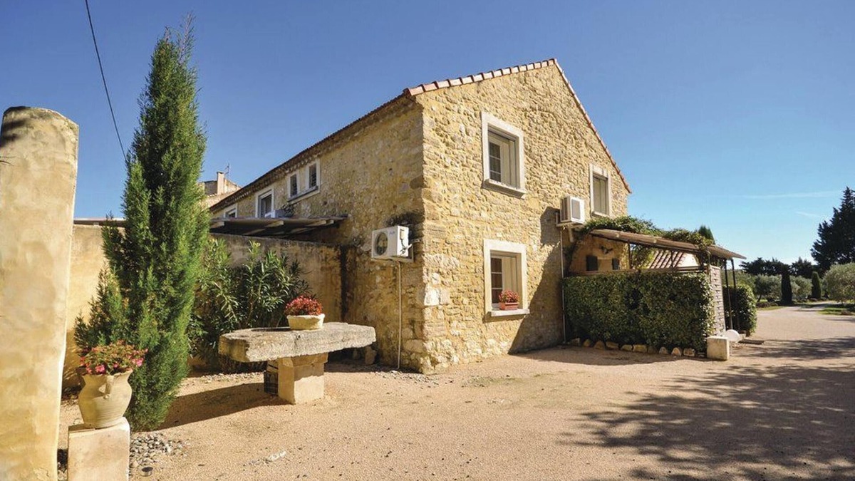 Monteux House | Homerez - Welcoming House in Monteux with Shared Pool
