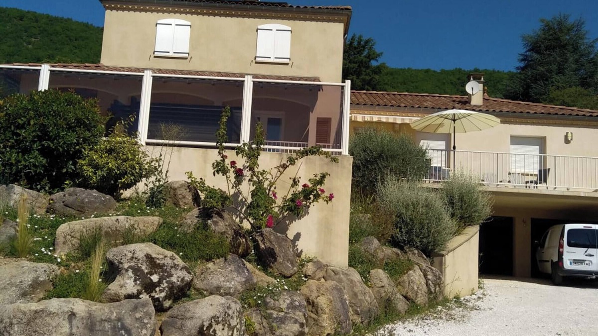Nant House | Homerez - Welcoming house in Nant with shared pool