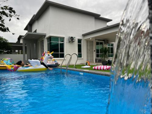 Malacca City House | Homestay 88A Melaka for 9 pax with Private Pool, Smart TV, Netflix and Wifi