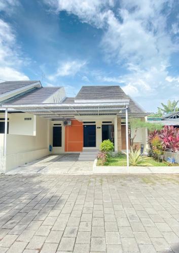 Mertoyudan House | Homestay Griya Manggisan