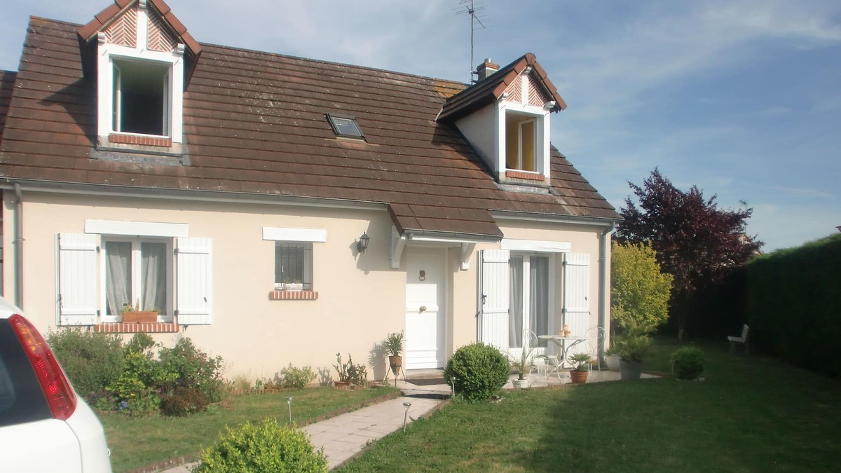 Jargeau House | Homestay, in a quiet subdivision