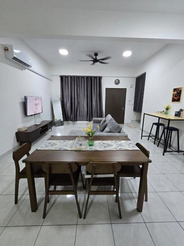 Ijok House | Homestay Iris Puncak Alam l Bersebelahan Hospital UiTM Puncak Alam l Teres 2 Tingkat