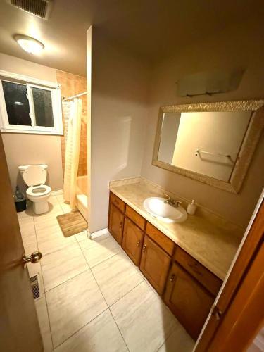 Kitchener House | Homestay Near Victoria Park- FREE WIFI & PARKING-TOP LOCATION