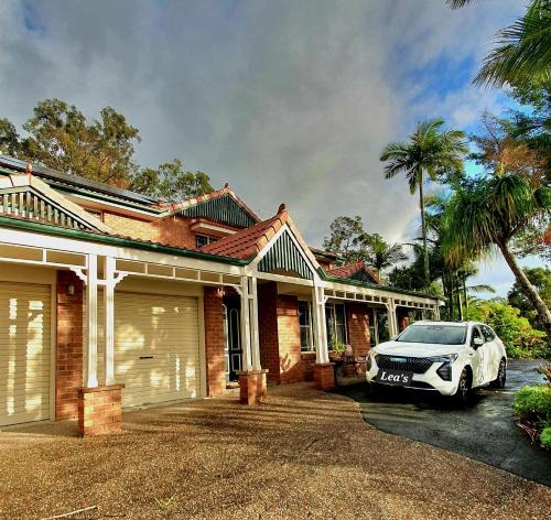Oxenford House | Homestay on the Hill - Close to Theme Parks