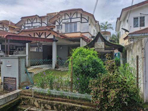 Sungai Buloh House | Homestay Saujana Utama