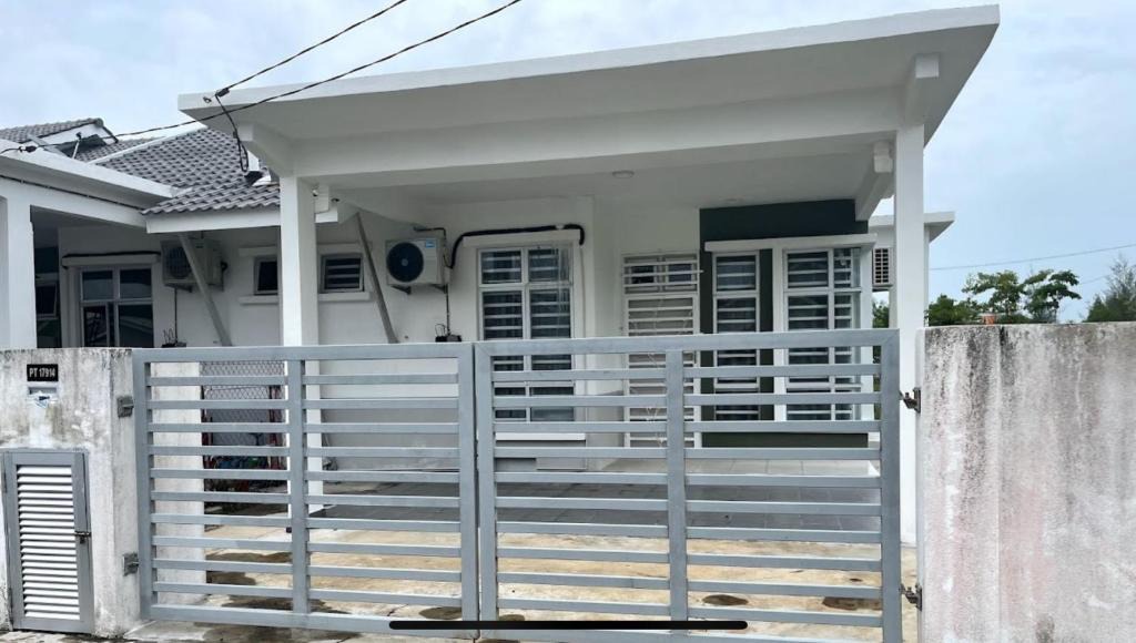 Paka House | Homestay Taman Tiara Paka Full AC Free Wi-fi & COWAY