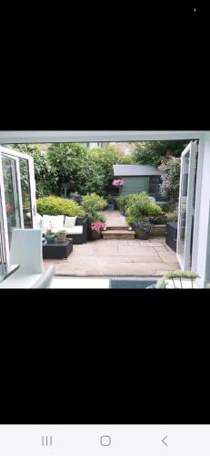 Southfields House | Homestay, Upmarket, Wimbledon & Southfields; beside tube; (20 mins to centre) walk to Tennis :