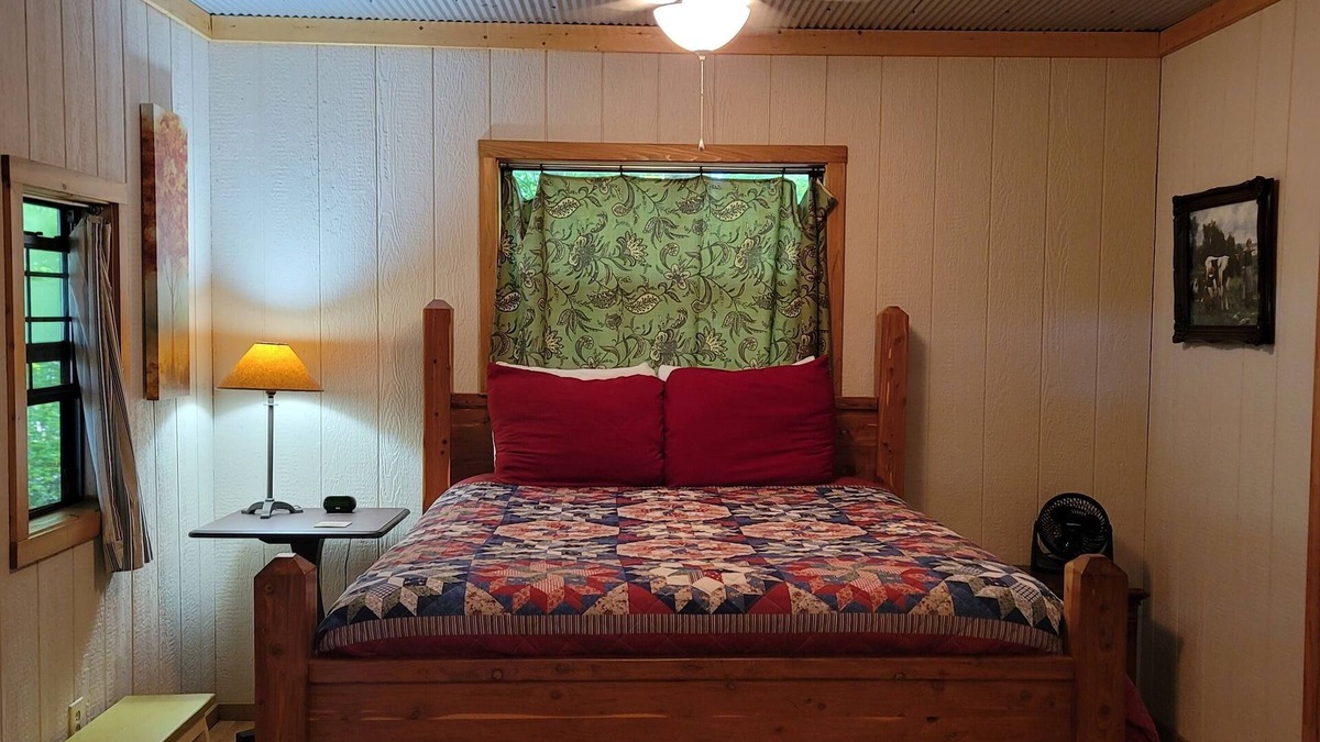 Pettigrew Cabin | Homestead Cabin in the Ozarks, w/a view!