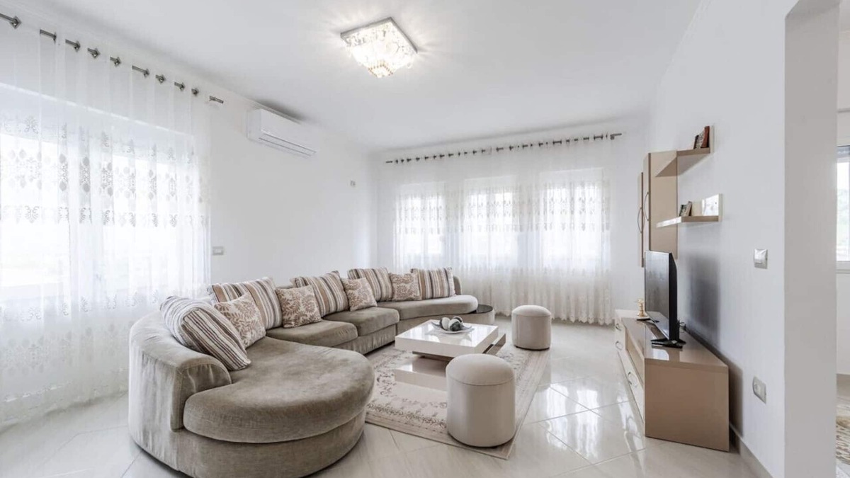 Lazarat Apartment | Hometown Apartment by PikHost
