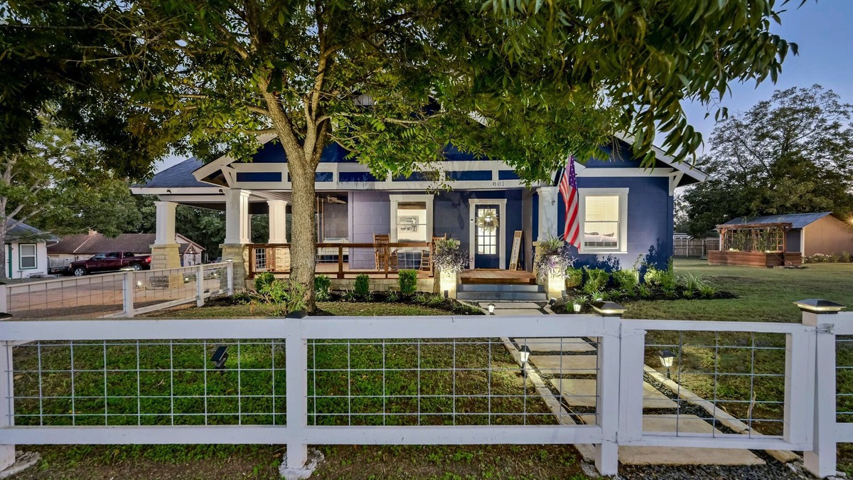 Liberty Hill House | “Hometown Hideaway” in the heart of Downtown Liberty Hill