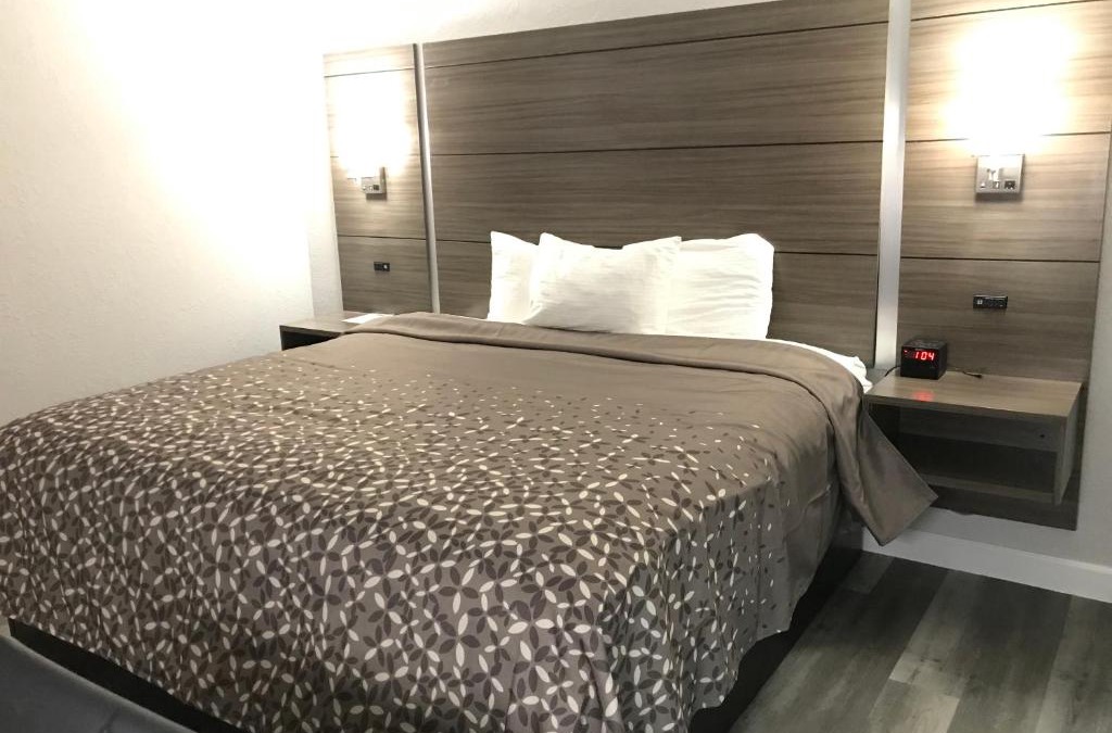 Clearwater Hotel | HomeTown Inn