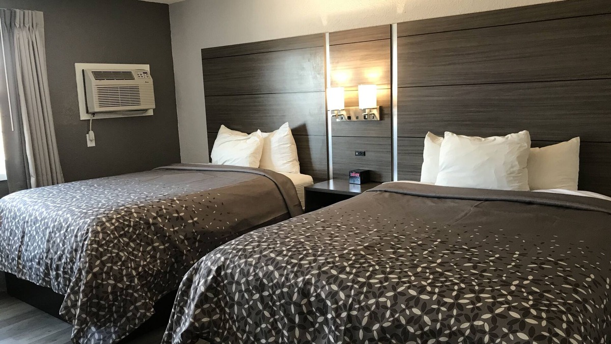 Clearwater Hotel | HomeTown Inn