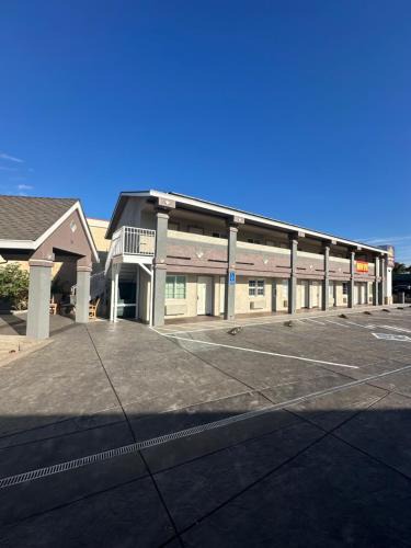 Los Banos Hotel | HomeTown Inn