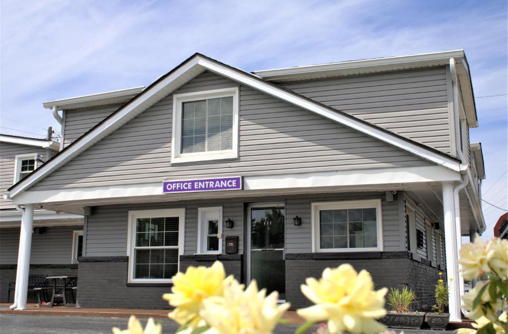 Scottsburg Hotel | Hometowne Inn & Suites